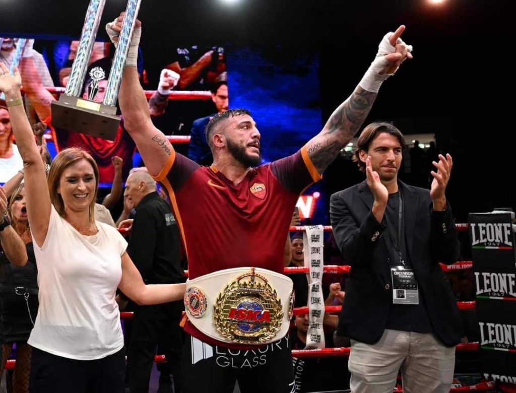  ISKA world championship in the category up to 95 kg. Italian kickboxer Mattia Faraoni, the reigning champion of the category, defends the title he has held for two years against Dănuț Hurduc, the Romanian champion known as “The Happy Killer”