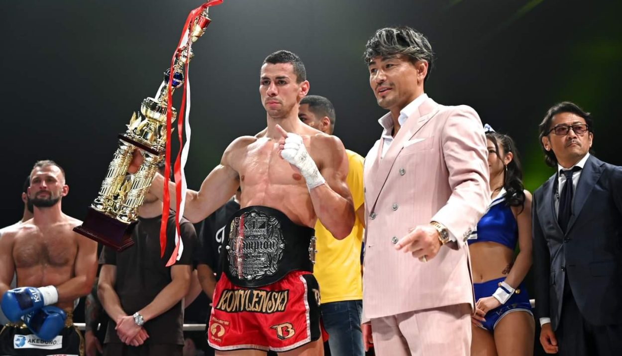 K-1 WORLD MAX 2024 Results Tokyo, Japan 7th July 2024, Yoyogi Arena hosted K-1 WORLD MAX featuring the finals for the 70kg WGP. When former K-1 MAX Champion Buakaw accepted the wildcard to enter the tournament many wondered if the 42 year old Thai superstar could regain the K-1 title, but Stoyan Koprivlenski dropped Buakaw with a head kick to secure a points victory. Koprivlenski went on to win the tournament, knocking out Viktor Akimov in the final. The opening round of the 55kg WGP was dominated by Japanese Kickboxer’s who won all four matches.