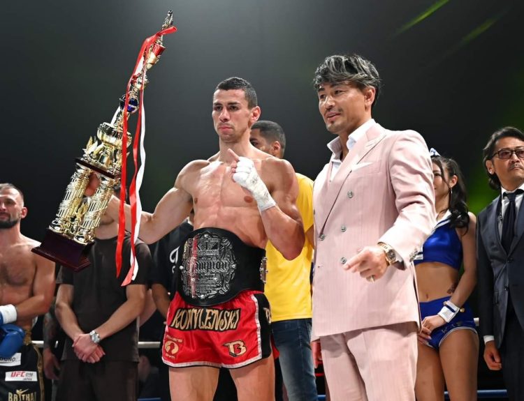 K-1 WORLD MAX 2024 Results Tokyo, Japan 7th July 2024, Yoyogi Arena hosted K-1 WORLD MAX featuring the finals for the 70kg WGP. When former K-1 MAX Champion Buakaw accepted the wildcard to enter the tournament many wondered if the 42 year old Thai superstar could regain the K-1 title, but Stoyan Koprivlenski dropped Buakaw with a head kick to secure a points victory. Koprivlenski went on to win the tournament, knocking out Viktor Akimov in the final. The opening round of the 55kg WGP was dominated by Japanese Kickboxer’s who won all four matches.